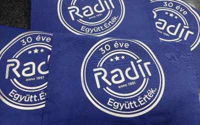 Végre színes, újrafelhasznált anyagból készült táska