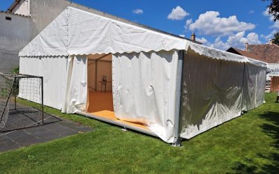 Hasít az esküvői szezon, „jönnek-mennek” a sátrak, padlók