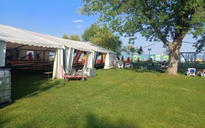 Balaton 🌊, strand 🏖️, sör 🍺, sátor ⛺